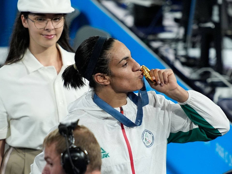 Imane Khelifová so zlatou medailou na OH v Paríži.