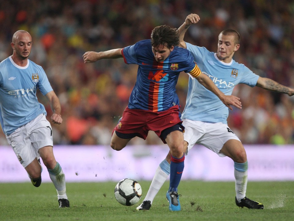 Vladimír Weiss (vpravo) v prípravnom zápase v drese City proti Messimu a Barcelone. 