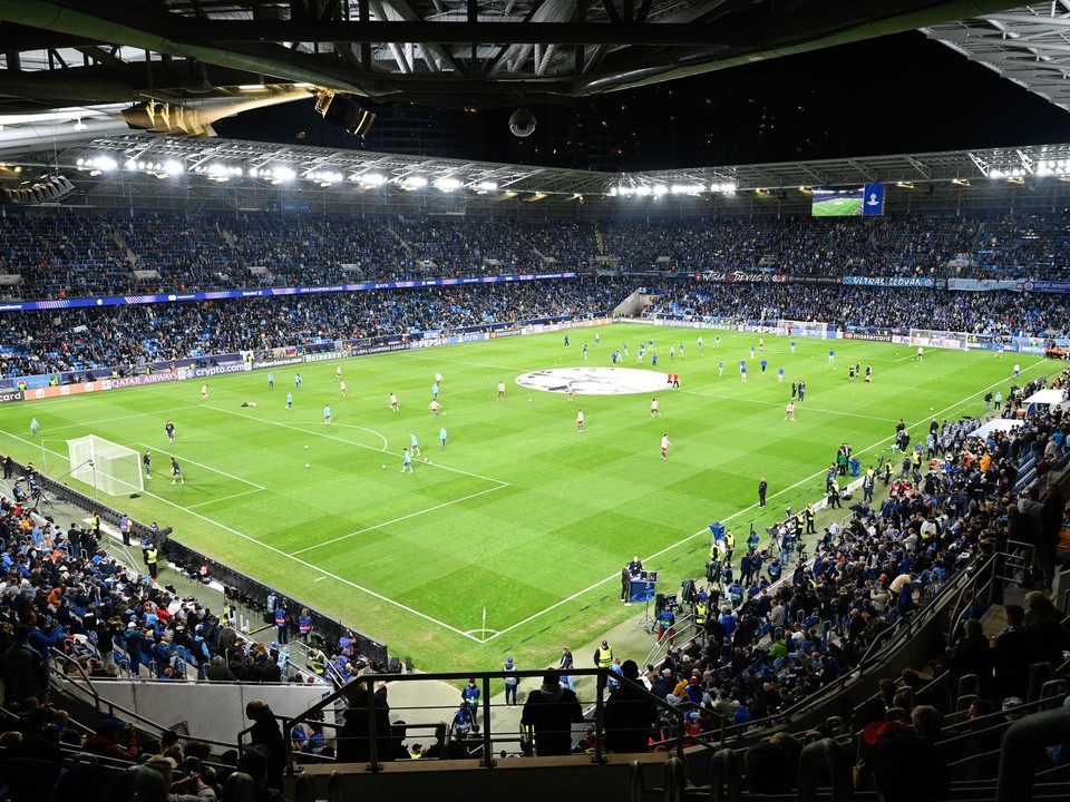 Zaplnený štadión ŠK Slovan Bratislava pred zápasom Slovan Bratislava - Manchester City v 2. kole ligovej fázy Ligy majstrov.