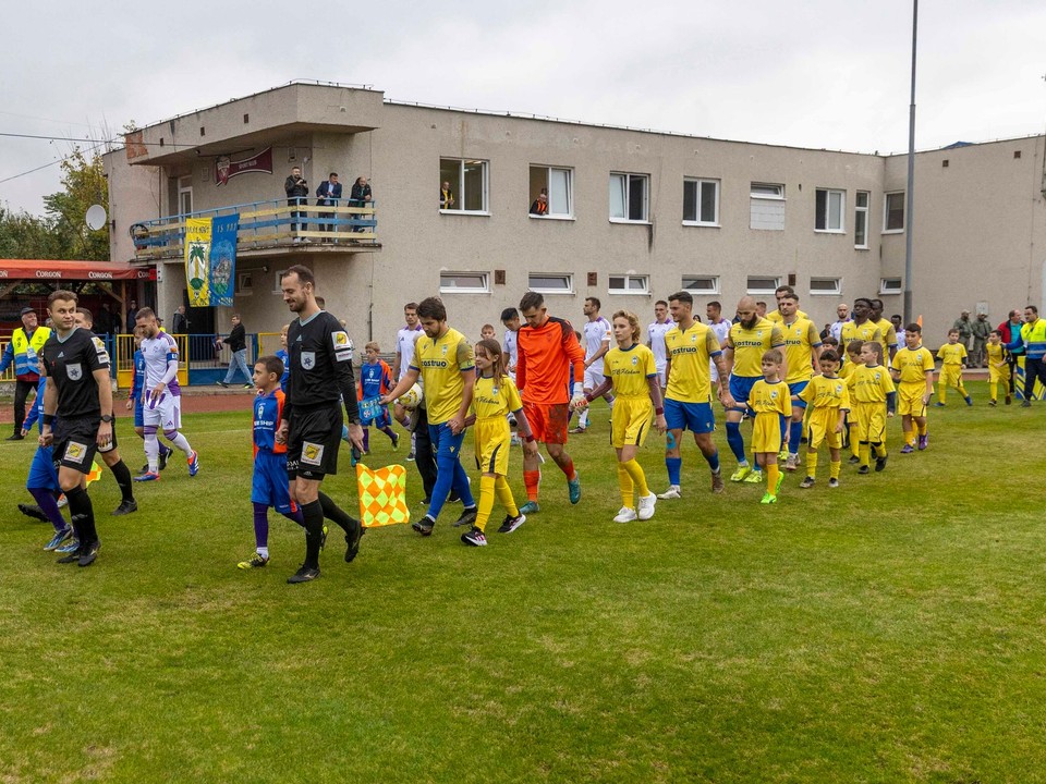 Nástup hráčov pred zápasom FTC Fiľakovo - KFC Komárno.