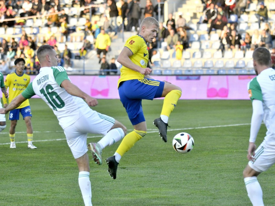 Druhý sprava Lukáš Šimko, vľavo Róbert Matejova a vpravo Martin Černek v zápase Niké ligy MFK Zemplín Michalovce - MFK Skalica.