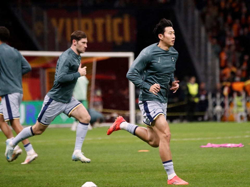 Son Heung-min (vo štvrtok) v predzápasovej rozcvičke Európskej Ligy Galatasaray Istanbul - Tottenham Hotspur.