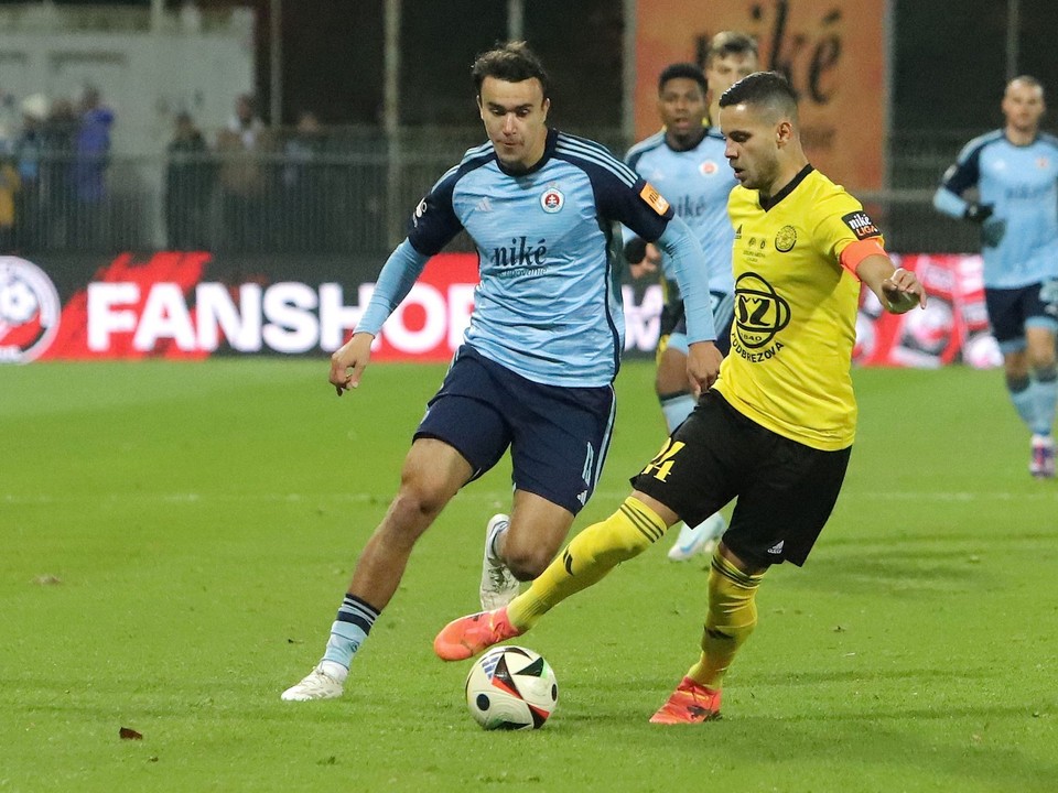 David Strelec a Kristián Koštrna v zápase Podbrezová - Slovan Bratislava. 