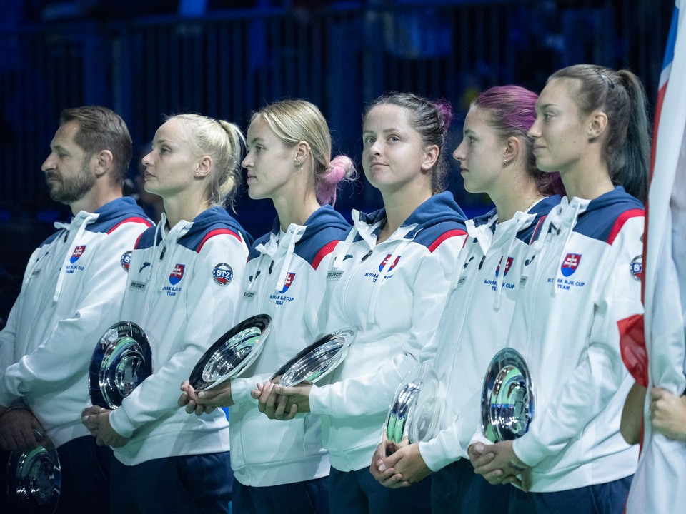 Slovenské tenistky s trofejami po dueli Slovensko - Taliansko vo finále Billie Jean King Cupu 2025.