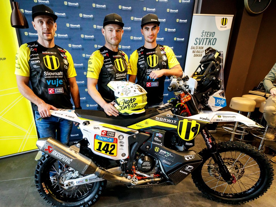 Mechanik Ladislav Morinec, Štefan Svitko a logistik Rastislav Kokavec pred pretekmi Rely Dakar.