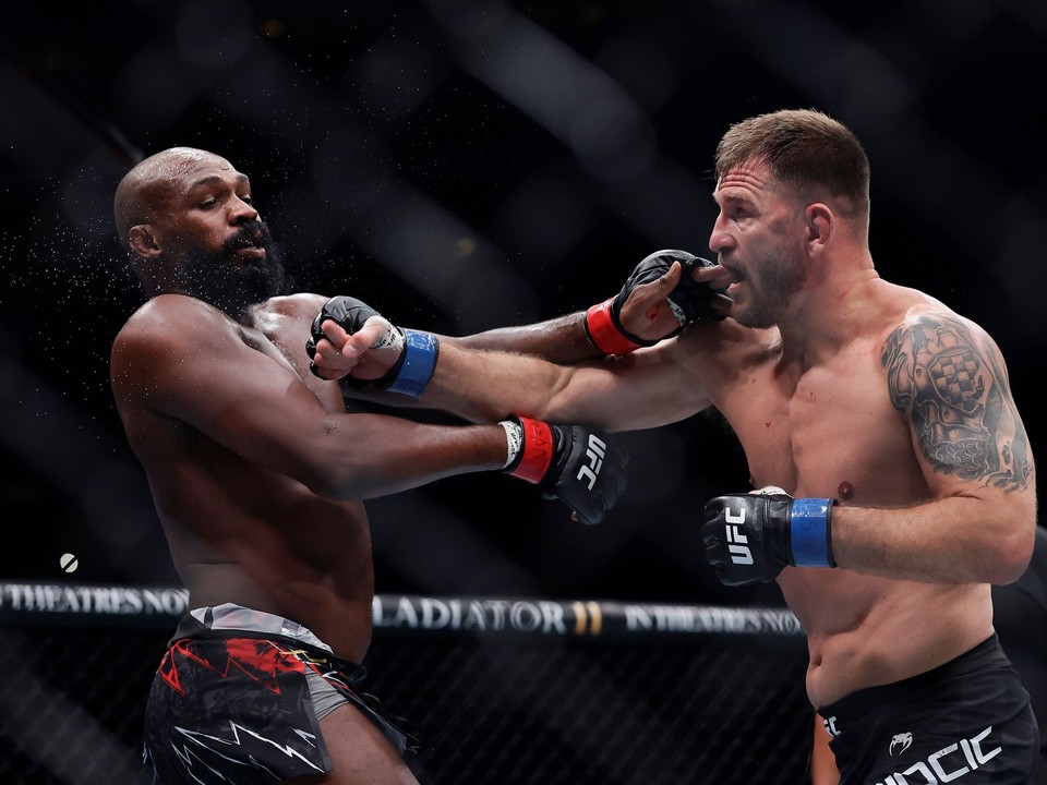 Stipe Miocic a Jon Jones v zápase na UFC 309.