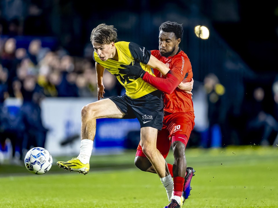 Leo Sauer v zápase proti Almere City.