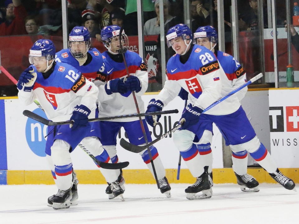 Radosť slovenských hokejistov počas zápasu Slovensko - Česko na MS v hokeji do 20 rokov 2025 (Ilustračné foto)