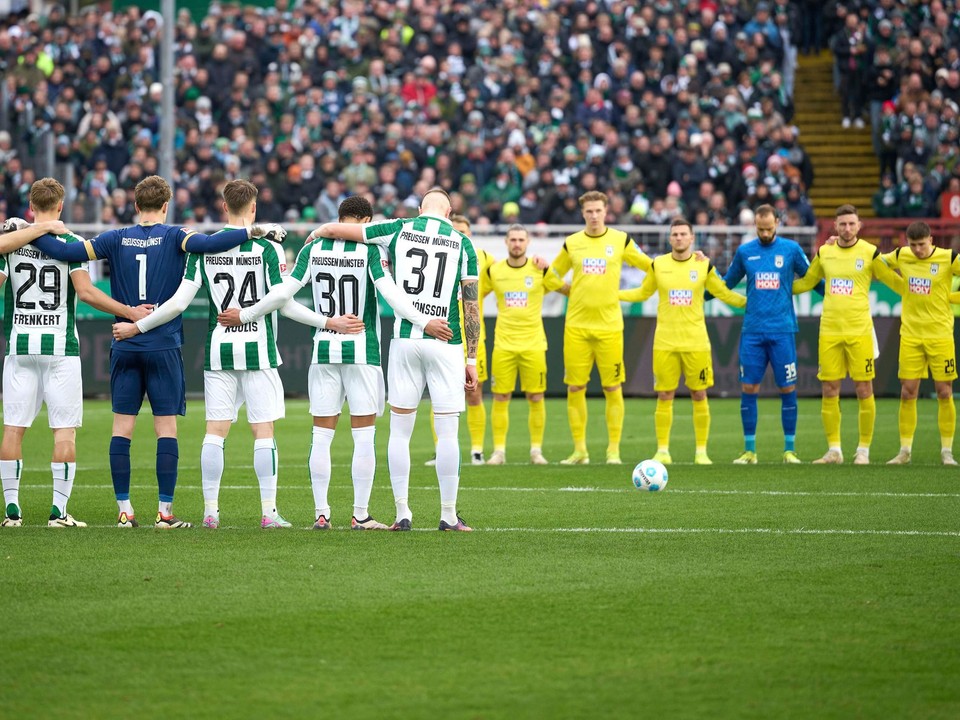 Minúta ticha za obete v Magdeburgu pred zápasom 2. Bundesligy