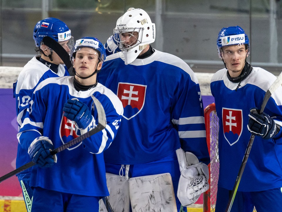 Slovenskí hokejisti po zápase proti USA na 32. Svetových zimných univerzitných hrách.