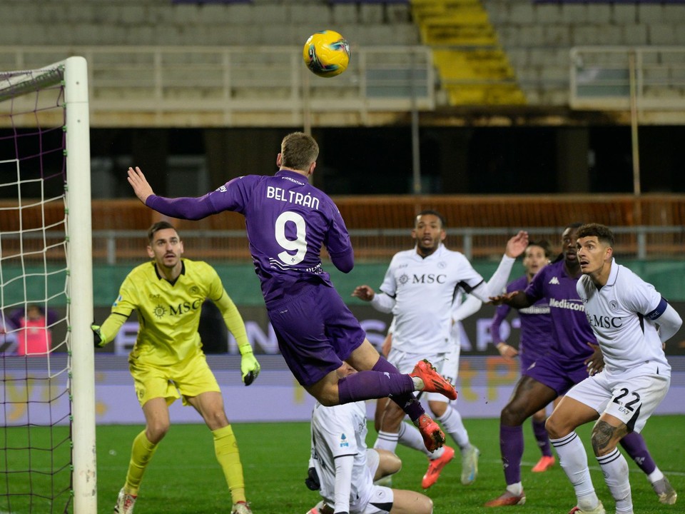 Lucas Beltran počas obranného zákroku v zápase ACF Fiorentina - SSC Neapol v 19. kole Serie A.