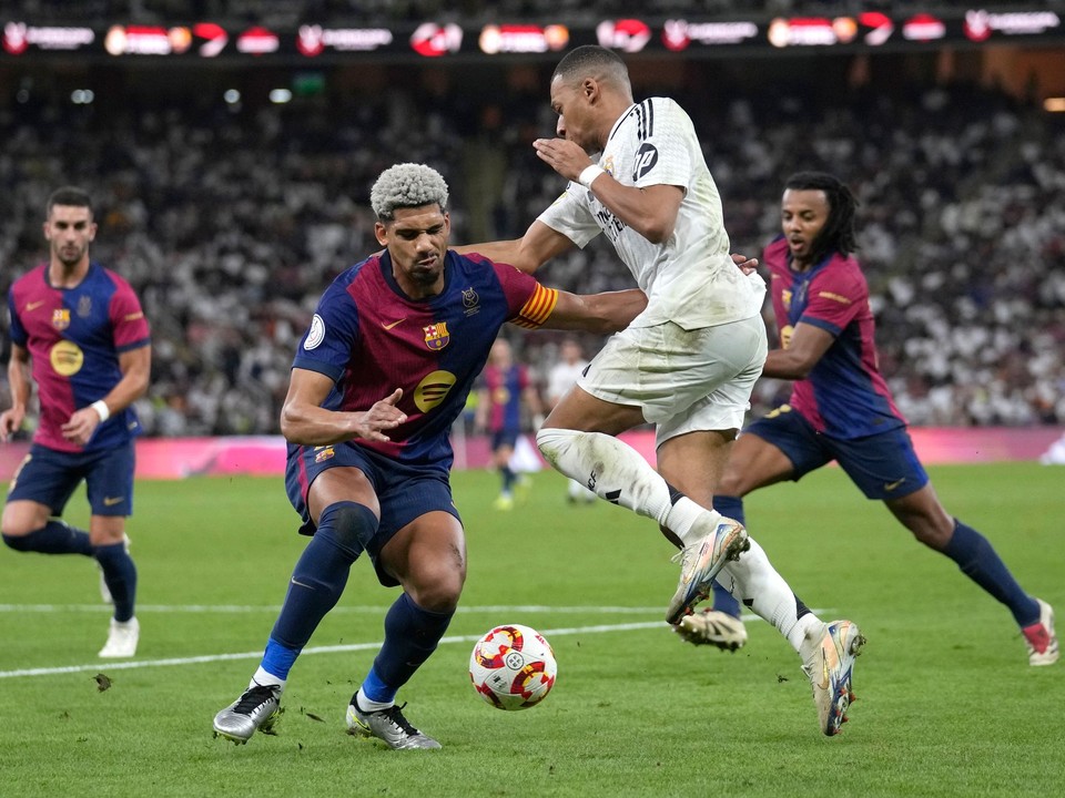 Ronald Araújo (vľavo) a Kylian Mbappé (vpravo)