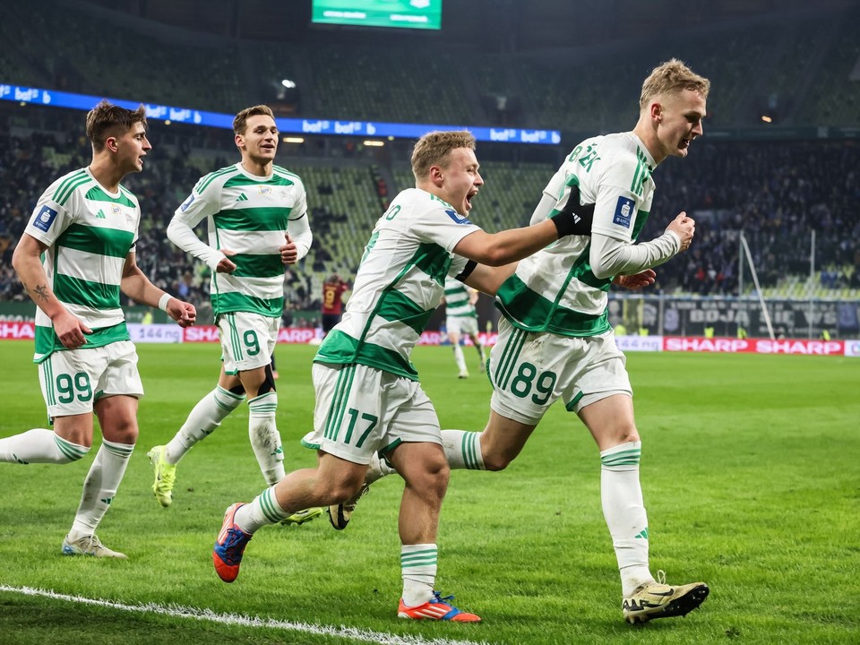 Tomáš Bobček (vpravo) sa raduje z gólu