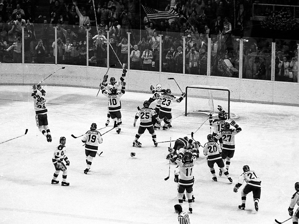 Hokejisti USA oslavujú víťazstvo nad Sovietskym zväzom na ZOH 1980 v Lake Placid.