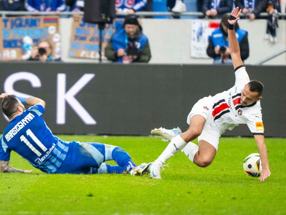 Tigran Barseghjan (Slovan) a Martin Šulek (Trnava) v zápase 22. kola Niké ligy ŠK Slovan Bratislava – FC Spartak Trnava.