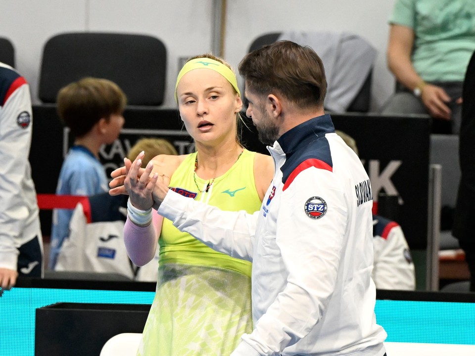 Vľavo sklamaná slovenská tenistka Rebecca Šramková a vpravo kapitán tímu Matej Lipták 