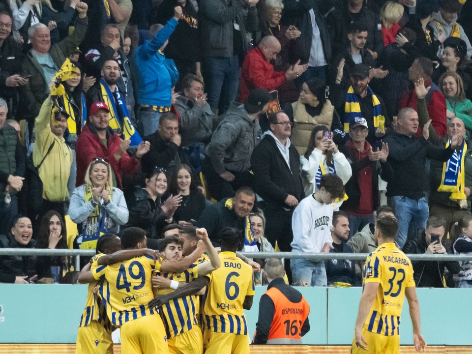 Futbalisti Dunajskej Stredy sa tešia z gólu v zápase proti Slovanu. 