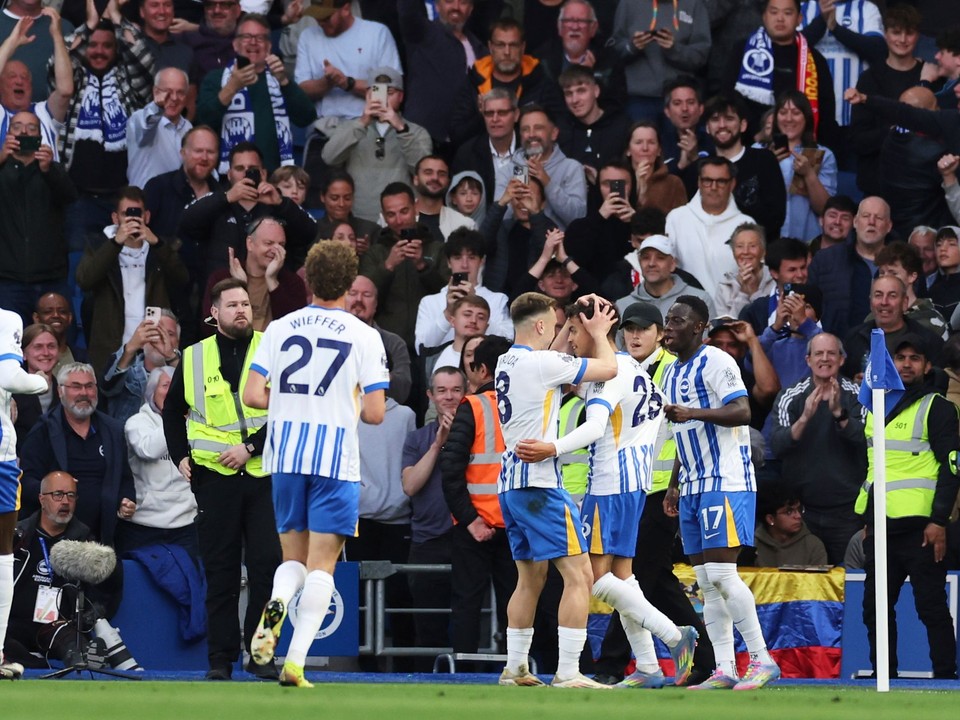 Hráči Brightonu oslavujú gól do siete Liverpoolu. 