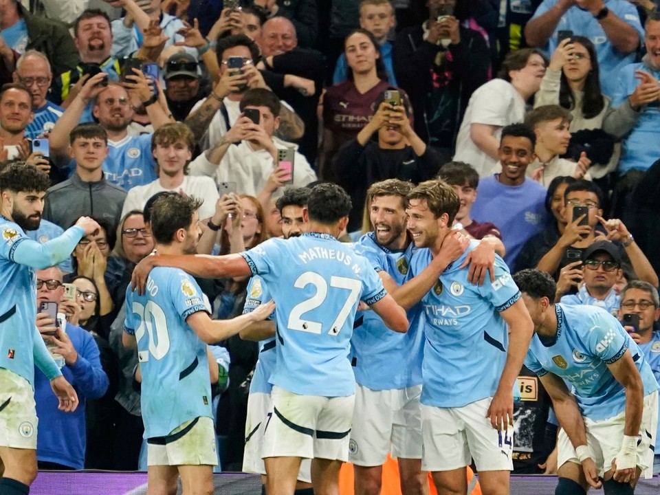 Futbalisti Manchestru City oslavujú gól do siete Bournemouthu.