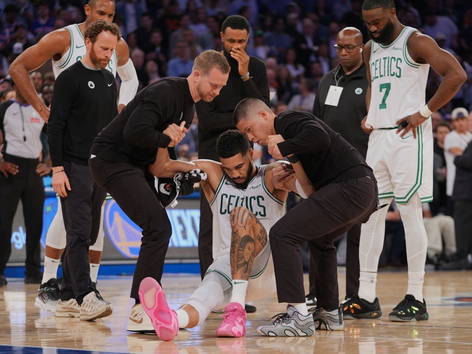 Tréneri pomáhajú hráčovi Bostonu Celtics Jaysonovi Tatumovi odísť z ihriska