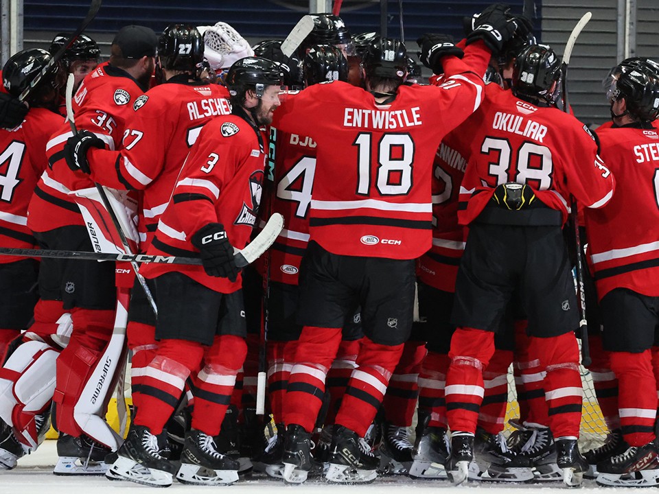 Oliver Okuliar sa so spoluhráčmi teší po postupe Charlotte Checkers do finále play-off AHL.