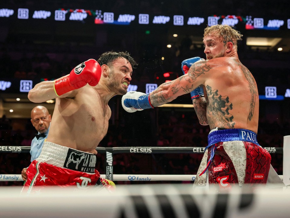 Julio Cesar Chavez Jr. v súboji s Jakeom Paulom.