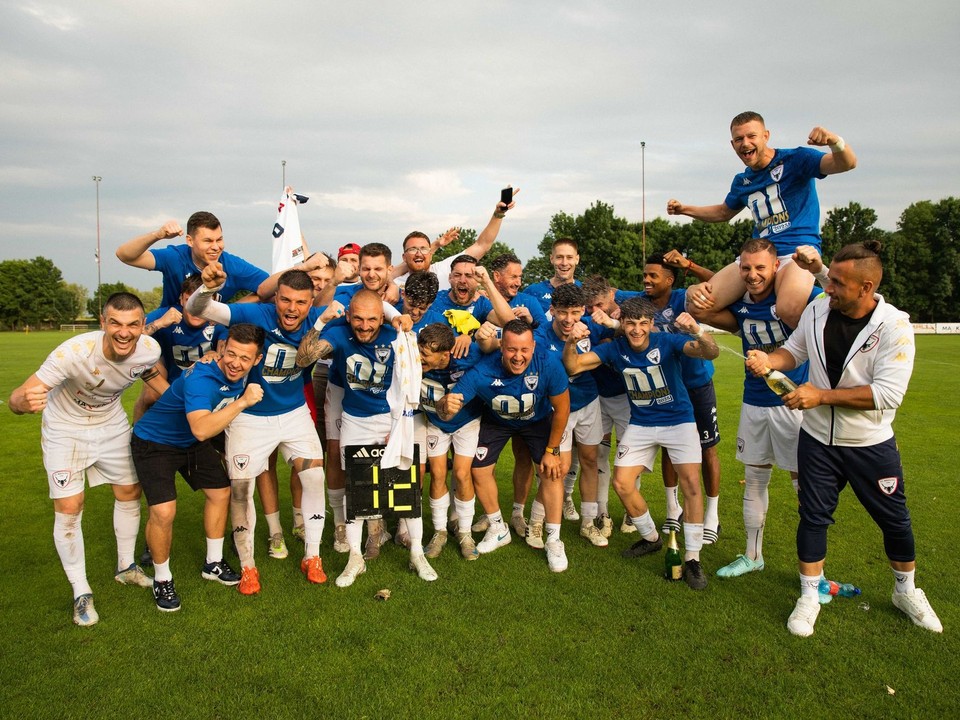 Majstrovský FC Nádszeg Trstice vo víťaznej eufórii. 
