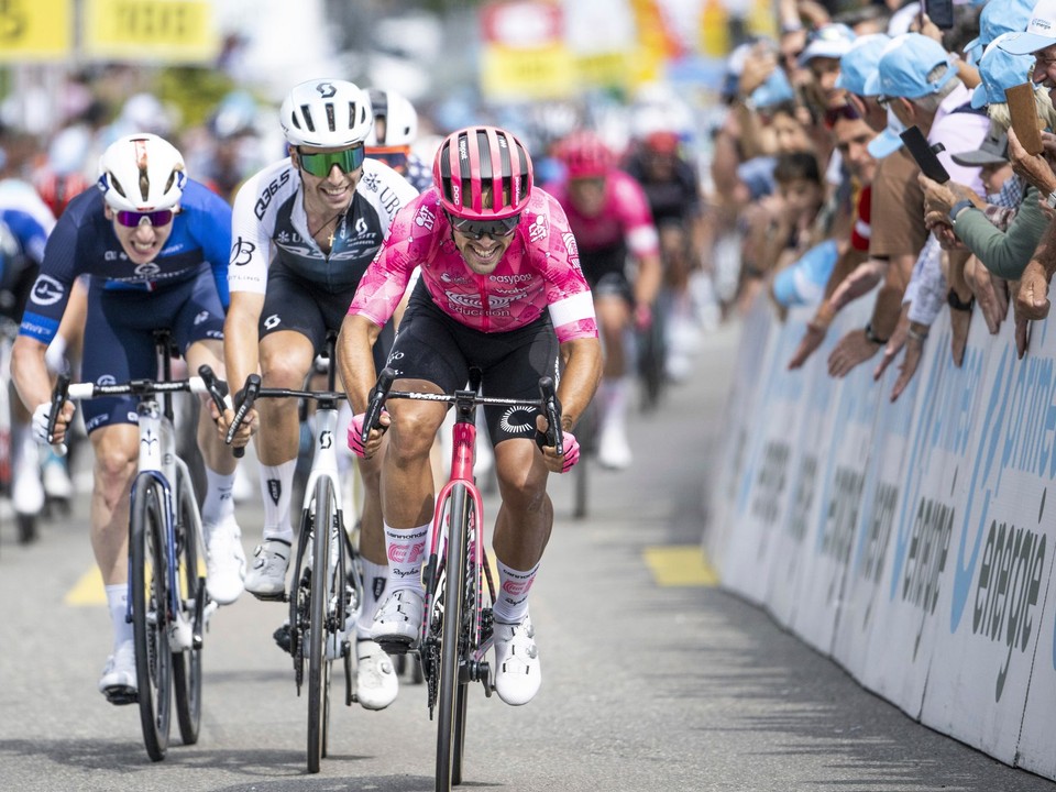 Taliansky cyklista Vincenzo Albanese víťazí v 2. etape Okolo Švajčiarska.