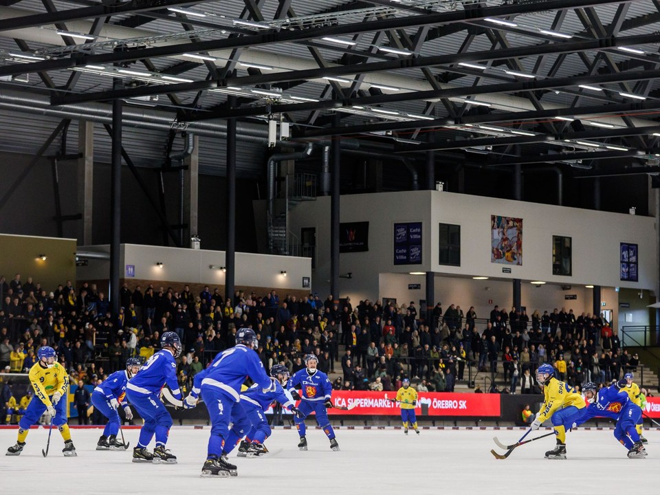 Momentka z finále MS 2025 v bandy medzi Švédskom a Fínskom.