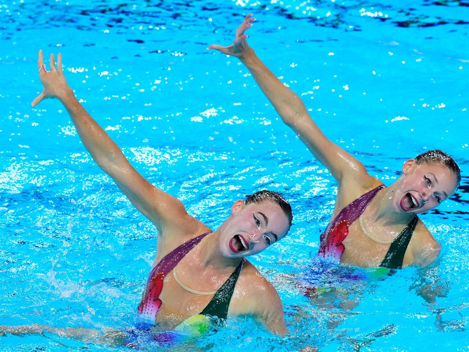Slovenské reprezentantky v synchronizovanom plávaní Lea Anna Krajčovičová a Žofia Strapeková