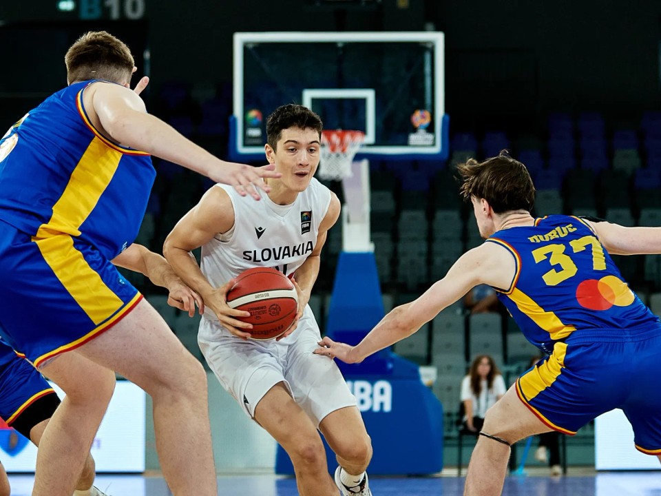 Martin Minarovjech preniká cez rumunskú obranu v zápase Slovensko - Rumunsko na turnaji B-divízie ME18.