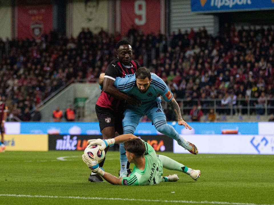 Elayo Azango (Spartak), Tigran Barseghjan (Slovan) a brankár Dominik Takáč v zápase 11. kola Niké ligy Spartak Trnava - Slovan Bratislava.
