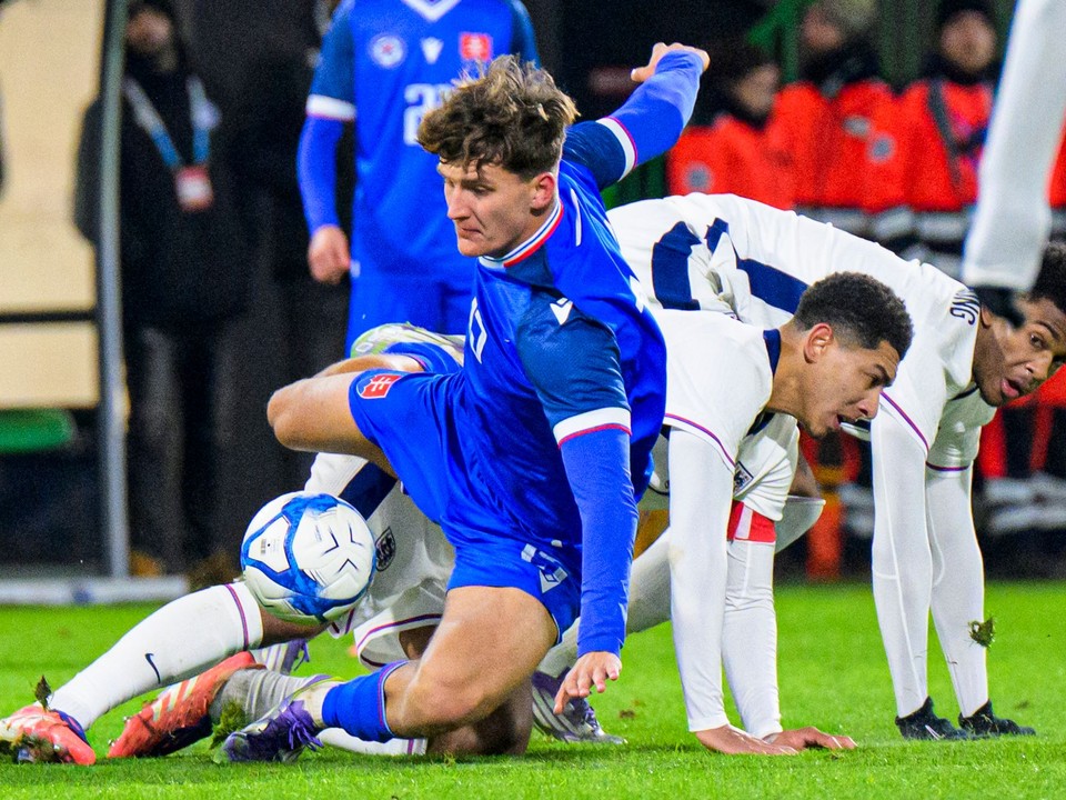 Jakub Pira (Slovensko) počas zápasu D-skupiny kvalifikácie na majstrovstvá Európy 2027 hráčov do 21 rokov Slovensko - Anglicko 