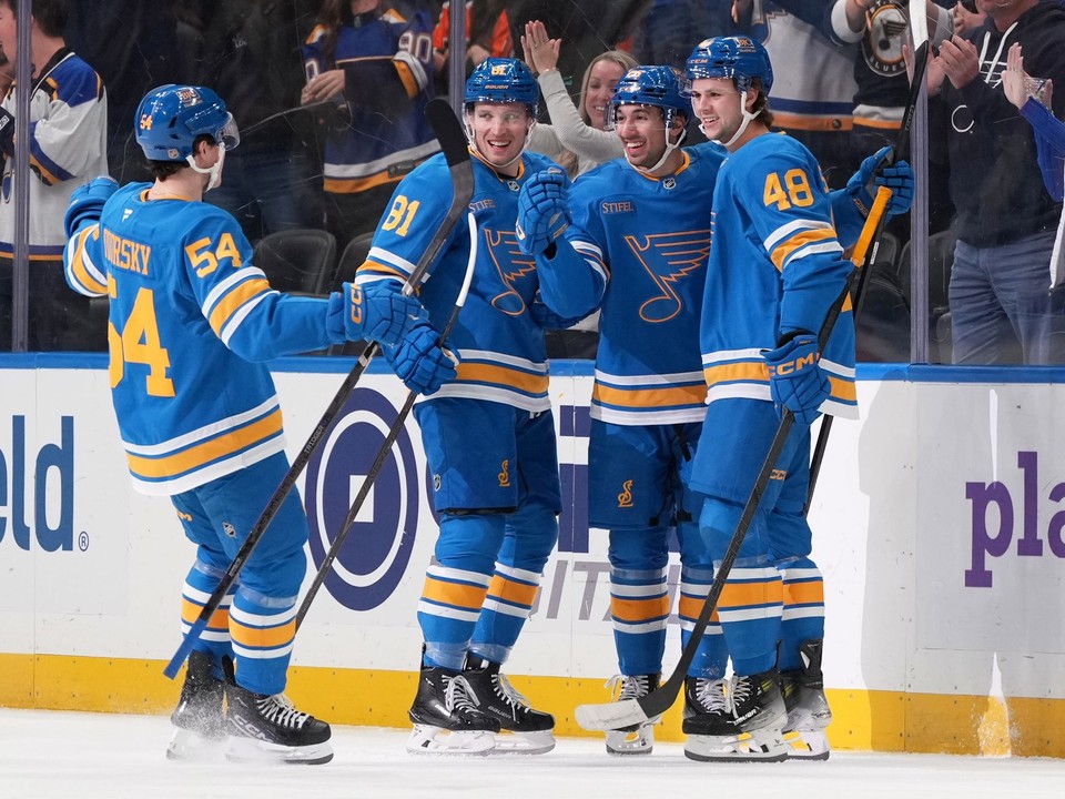 Dalibor Dvorský (vľavo) sa teší z gólu so spoluhráčmi v zápase St. Louis - Philadelphia