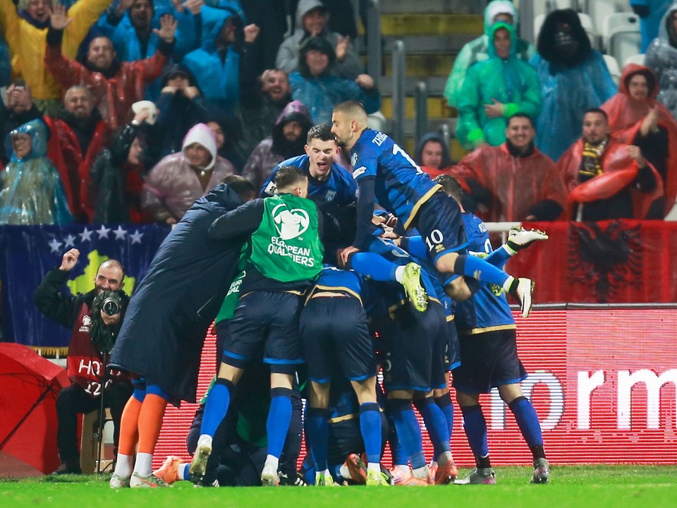 Futbalisti Kosova oslavujú gól v zápase kvalifikácie MS 2026 proti Švajčiarsku.