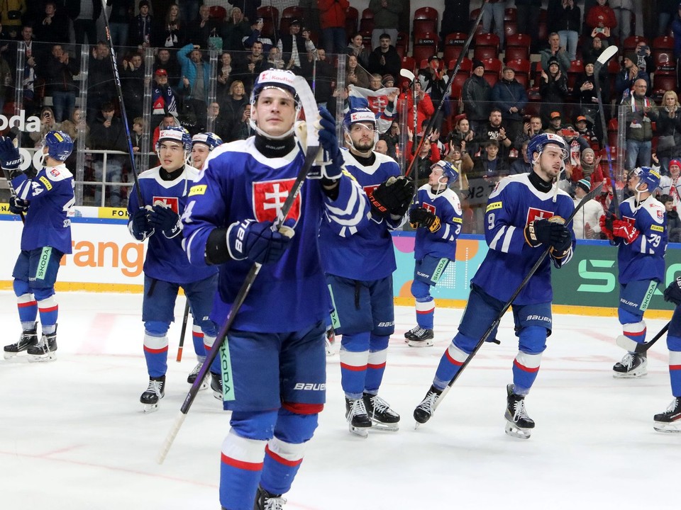 Slovenskí hokejisti oslavujú s fanúšikmi výhru nad Nórskom 7:4 na Vianočnom Kaufland Cupe v Banskej Bystrici.