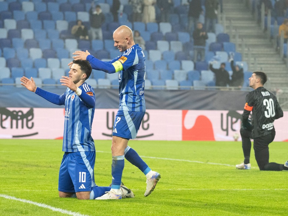 Na snímke zľava Marko Tolič a Vladimír Weiss ml. (obaja Slovan) sa tešia z gólu, reaguje brankár.