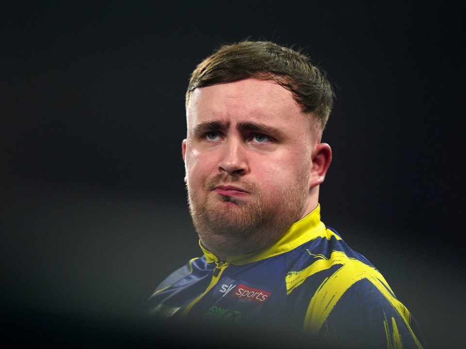 Luke Littler na MS v šípkach.