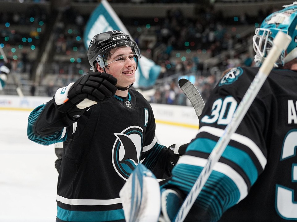 Hviezdny Macklin Celebrini je stále vekovo spôsobilý pre tohtoročné MS juniorov.