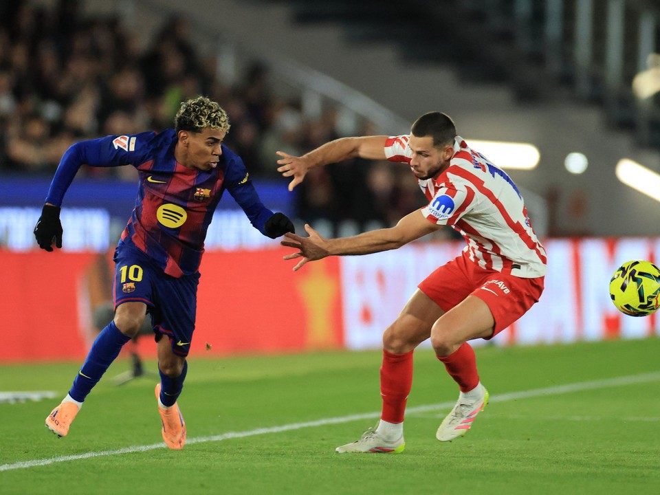Lamine Yamal a Dávid Hancko v zápase španielskej La Ligy FC Barcelona - Atlético Madrid.