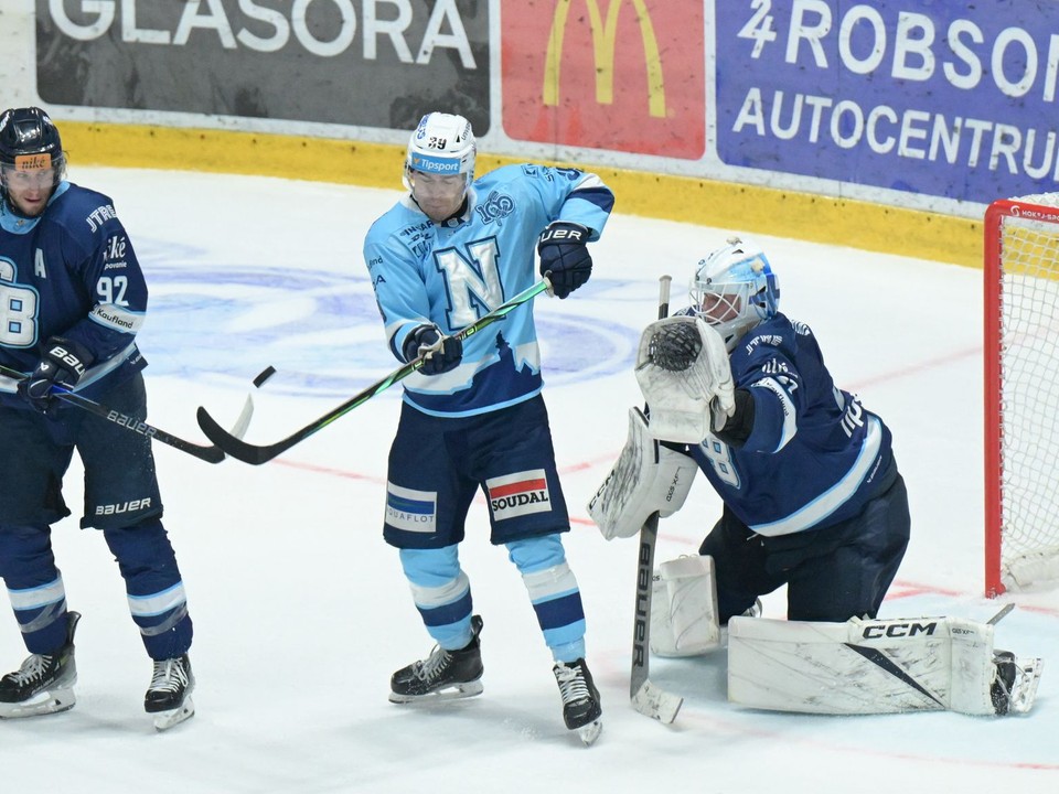  zľava Kent Elson (Slovan), Jakub Lacka (Nitra) a brankár Henri Kiviaho (Slovan)