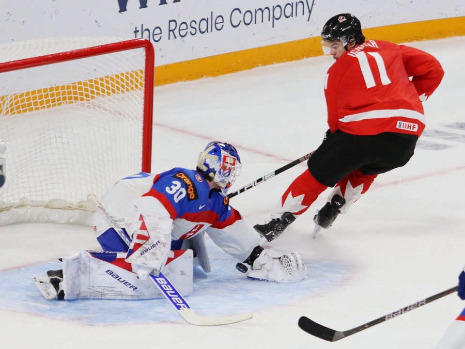 Tij Iginla v nájazde na brankára Alana Lenďáka v zápase Slovensko - Kanada vo štvrťfinále MS 20 v Minneapolise.