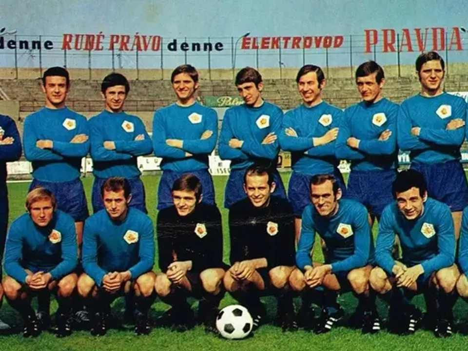 ŠK Slovan Bratislava v jeho najslávnejších časoch. Tréner Michal Vičan je hore (prvý zľava). 