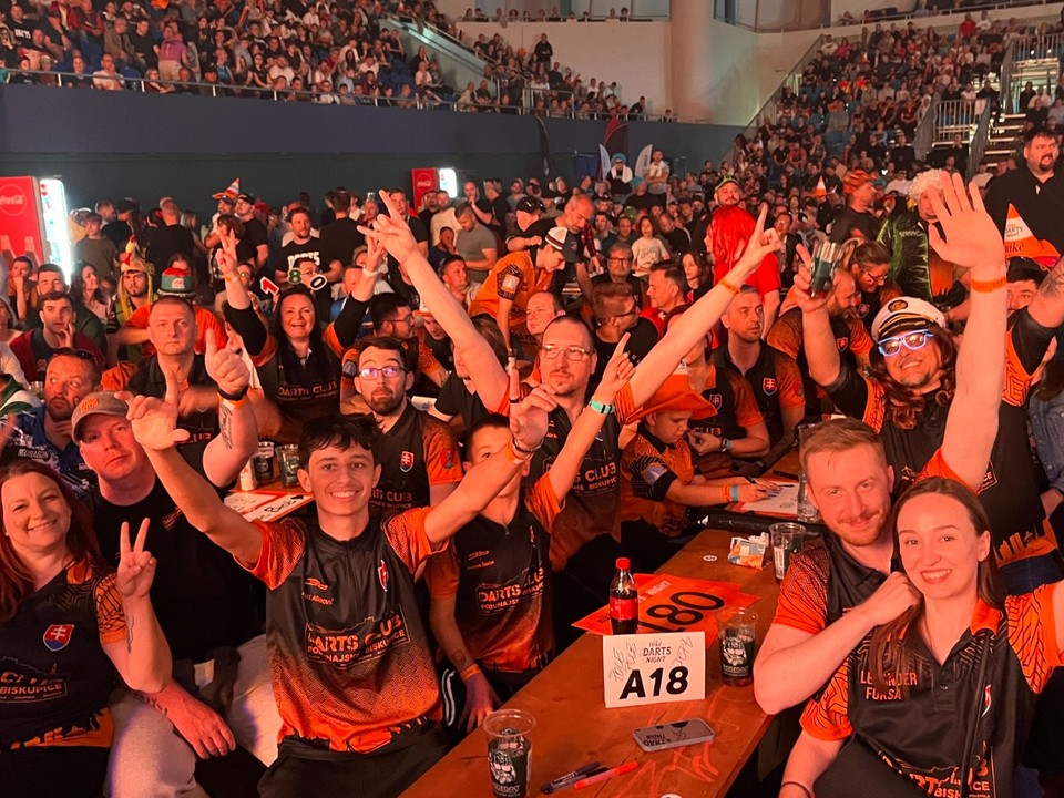 Členovia DC Podunajské Biskupice počas exhibície Niké Darts Night v Bratislave 2025.