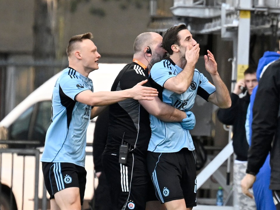 Na snímke vpravo strelec gólu Andraž Šporar (Slovan) a vľavo Nino Marcelli (Slovan).