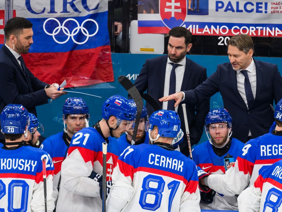 Slovenská striedačka počas zápasu Slovensko - Švédsko na ZOH 2026.