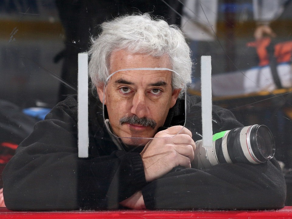 Slávny hokejový fotograf Bruce Bennett.