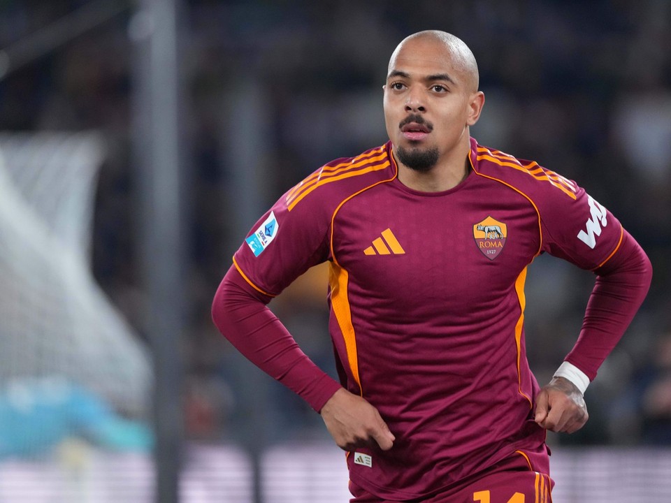 Hráč AS Rím Donyell Malen sa teší z gólu