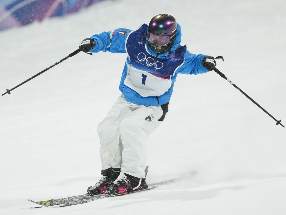 ONLINE: Nikola Fričová dnes ide skikros v akrobatickom lyžovaní na ZOH 2026.