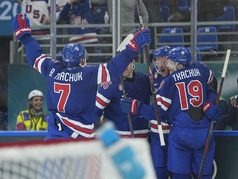 Hokejisti USA oslavujú gól v zápase proti Dánsku.